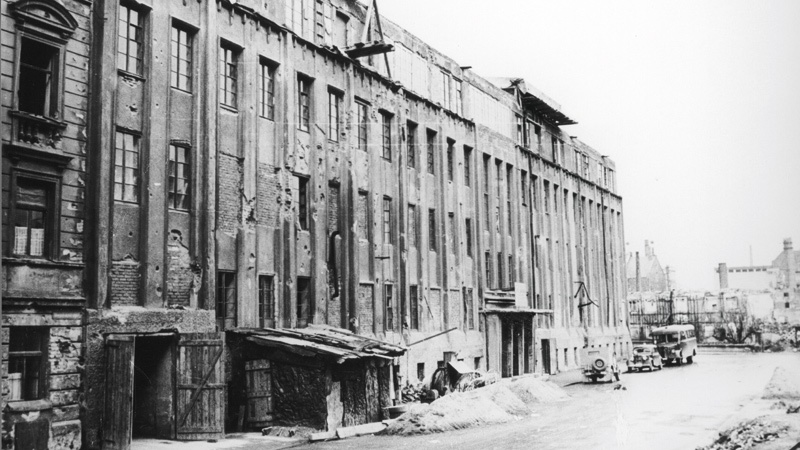 Das von Richard Riemerschmidt 1928 konzipierte Münchner Funkhaus in den Tagen nach der Kapitulation 1945 (Bild: BR)
