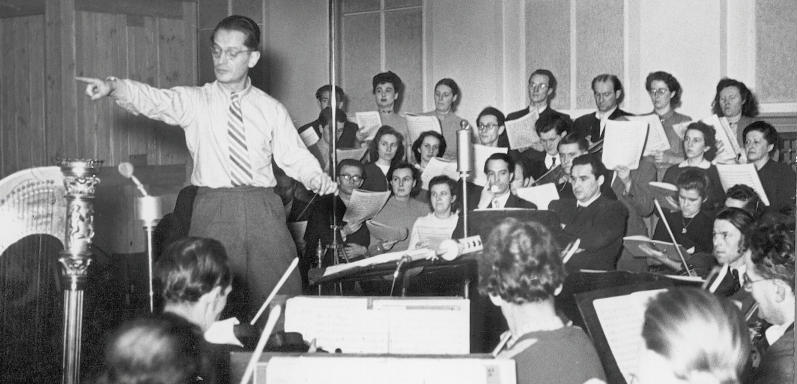 Werner Schmidt-Boelcke dirigiert in den 1950er Jahren den BR-Chor und das Münchner Rundfunkorchester (Foto: BR))