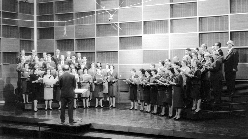 Der Chor des Bayerischen Rundfunks im neu erbauten Studio 1 im Funkhaus, 1964 (Foto: BR / Foto Sessner)