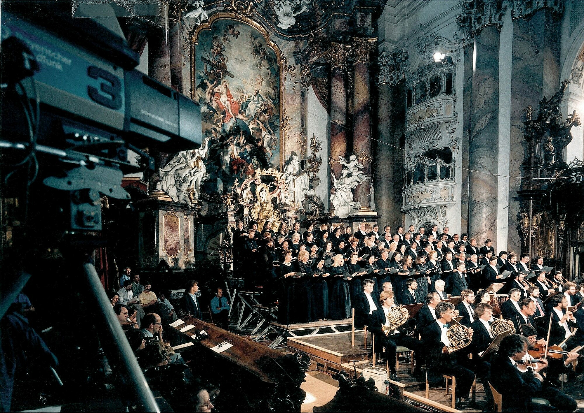 BR-Chor und BRSO musizieren unter der Leitung von Leonard Bernstein Joseph Haydns "Schöpfung" in der Basilika des Klosters Ottobeuren, 1. Juli 1986 (Foto: BR / Foto Sessner)