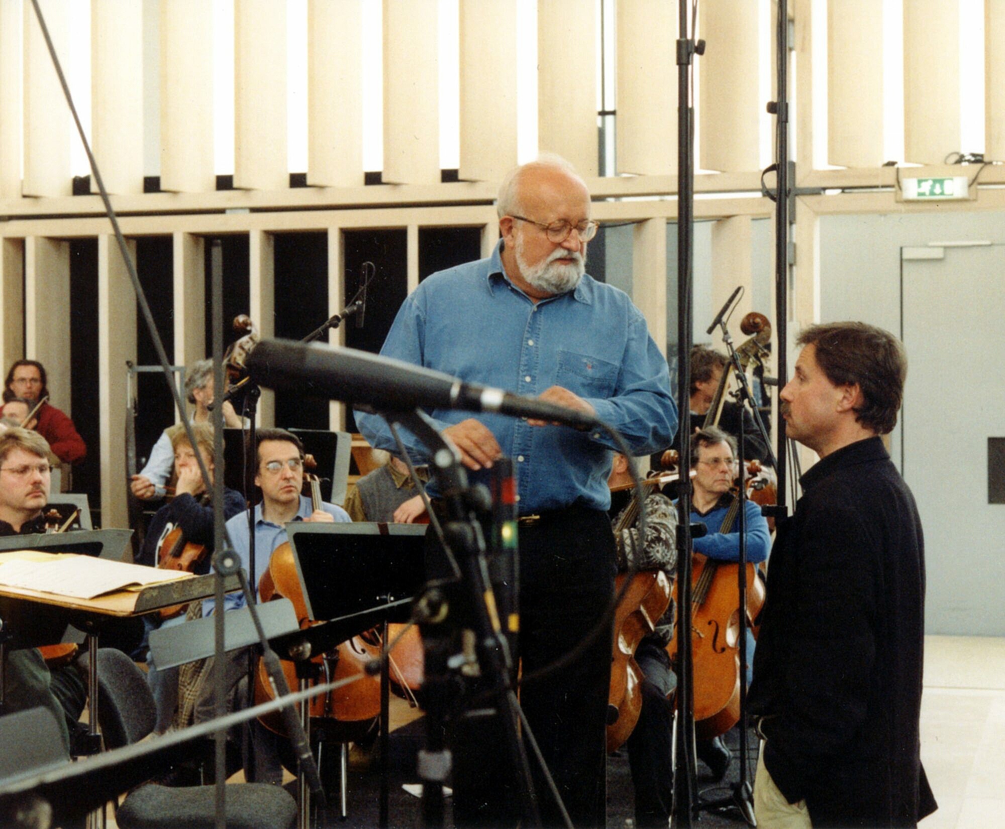 Krzysztof Penderecki dirigiert BR-Chor und Münchner Rundfunkorchester in der Neuhausener Herz-Jesu-Kirche, 12. April 2001 (Foto: Alexander Heinzel)