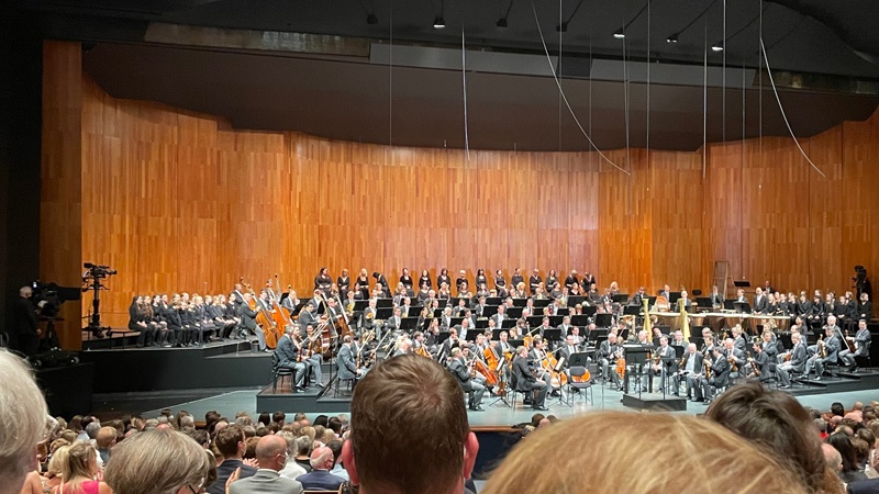 Der BR-Chor bei den Salzburger Festspielen mit Violeta Urmana und den Wiener Philharmonikern unter der Leitung von Andris Nelsons (7./8.8.2021; Foto: BR-Archiv)