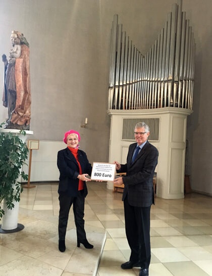 Chormanagerin Susanne Vongries bei der Spendenübergabe an Kirchenpfleger Dr. Rainer Domesle (Foto: BR-Archiv)