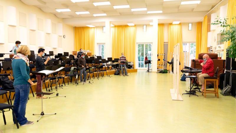 Rupert Huber und der BR-Chor proben für das neue Stück U+1F637 (Foto: Astrid Ackermann, München)