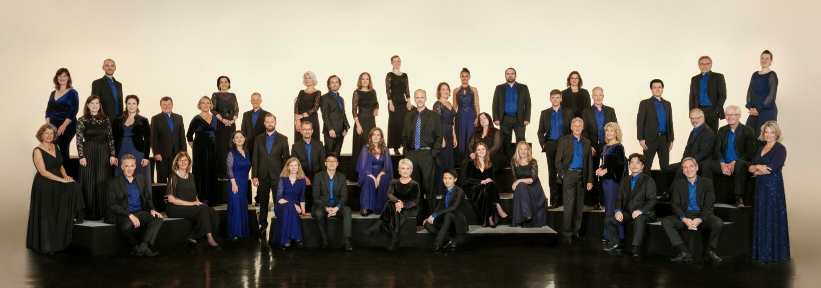 Der Chor des Bayerischen Rundfunks mit seinem Künstlerischen Leiter Peter Dijkstra (Foto: Astrid Ackermann)